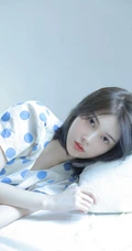 皮肤超白的漂亮短发女生小姐姐，清新波点裙在阳光室内下尽显不一样的静态美