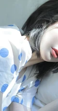 皮肤超白的漂亮短发女生小姐姐，清新波点裙在阳光室内下尽显不一样的静态美