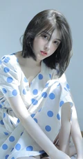 皮肤超白的漂亮短发女生小姐姐，清新波点裙在阳光室内下尽显不一样的静态美