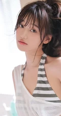 湿漉漉少女甜美室内，斑马纹泳装动人气质，纤细线条气质女生写真