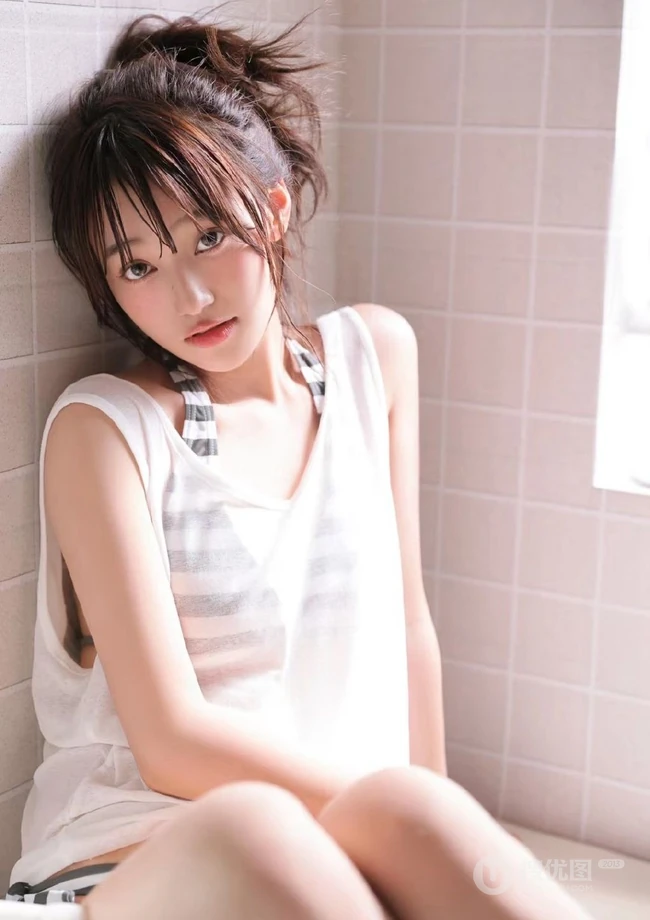 湿漉漉少女甜美室内，斑马纹泳装动人气质，纤细线条气质女生写真