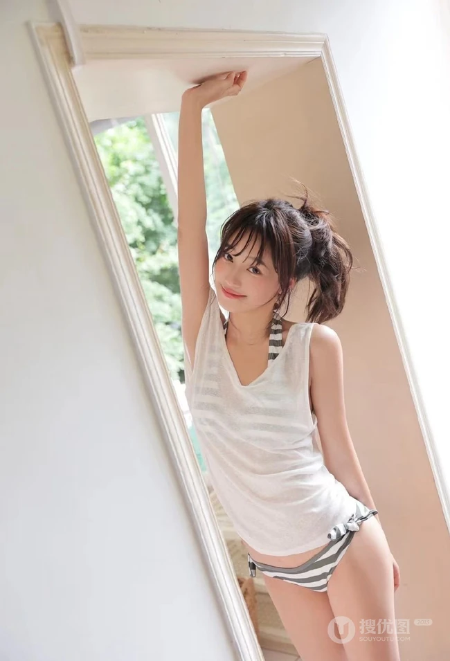 湿漉漉少女甜美室内，斑马纹泳装动人气质，纤细线条气质女生写真