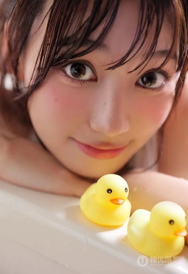 湿漉漉少女甜美室内，斑马纹泳装动人气质，纤细线条气质女生写真