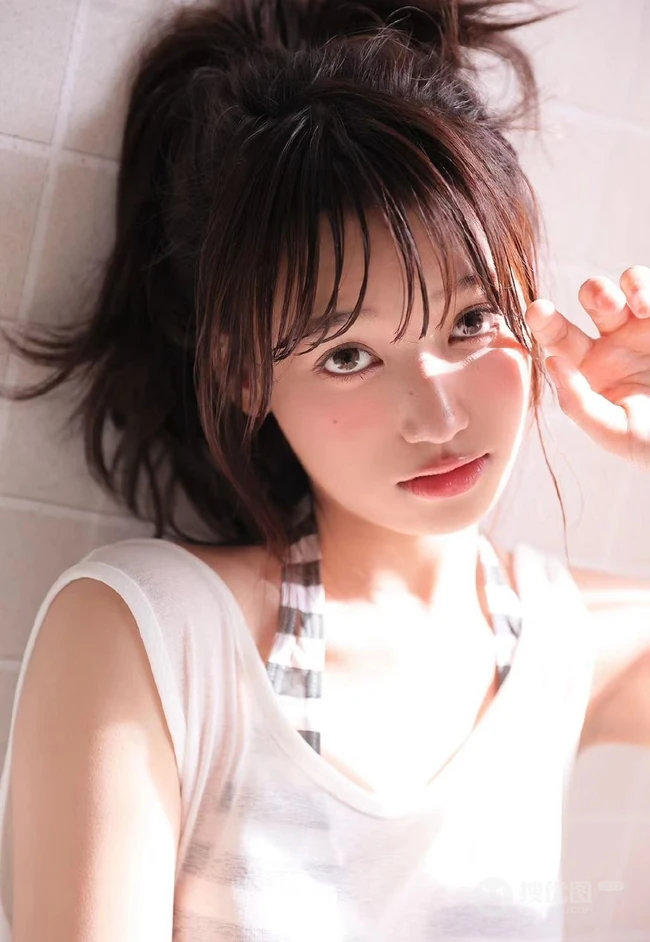 湿漉漉少女甜美室内，斑马纹泳装动人气质，纤细线条气质女生写真