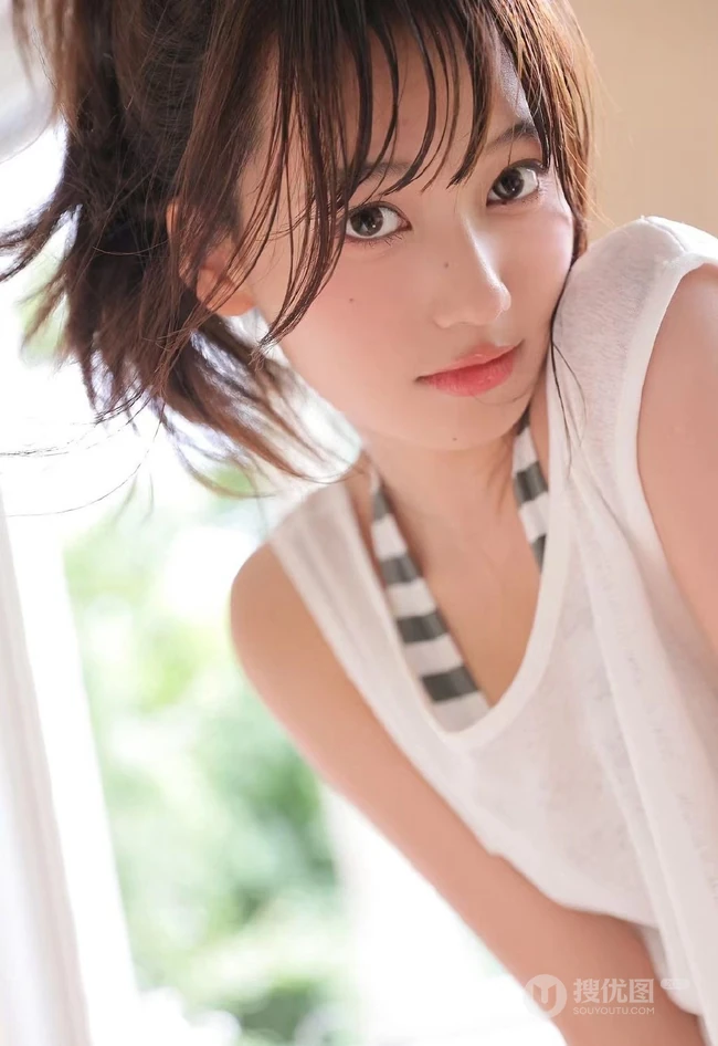 湿漉漉少女甜美室内，斑马纹泳装动人气质，纤细线条气质女生写真