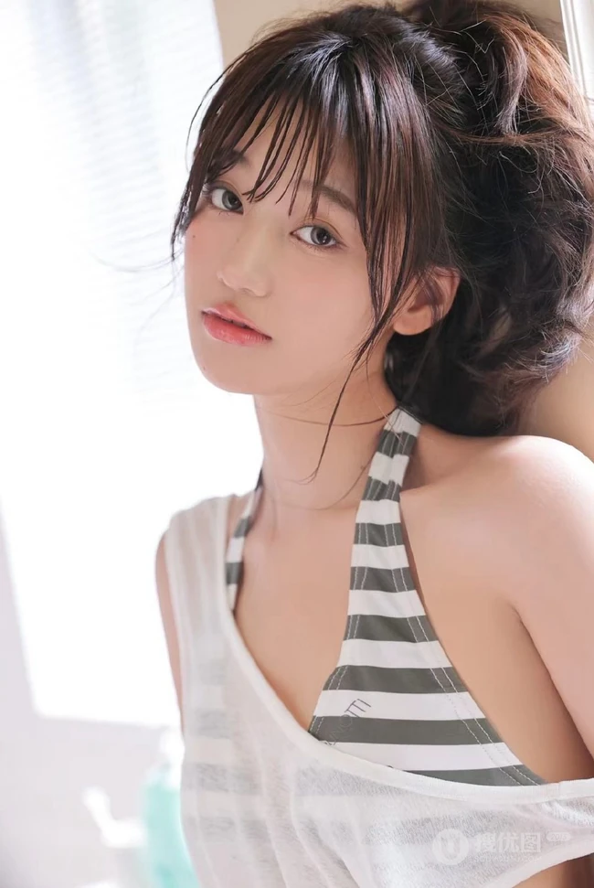 湿漉漉少女甜美室内，斑马纹泳装动人气质，纤细线条气质女生写真