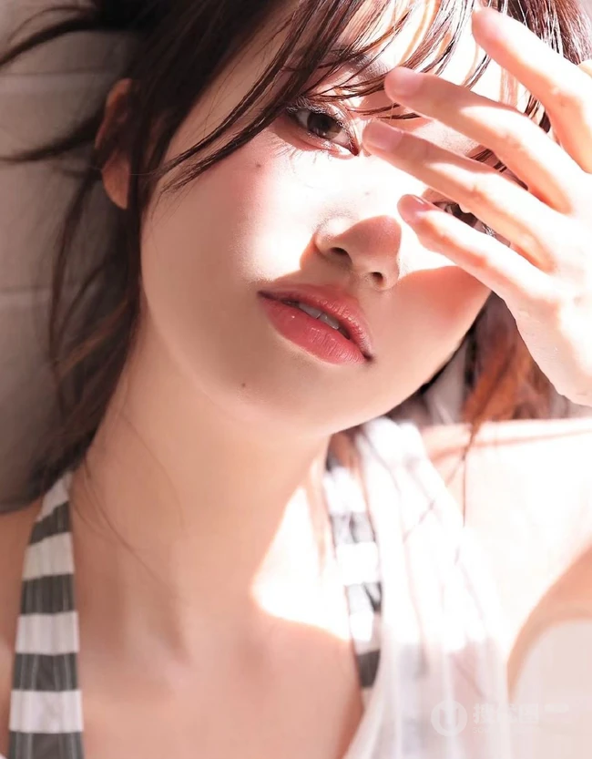 湿漉漉少女甜美室内，斑马纹泳装动人气质，纤细线条气质女生写真