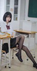 清秀短发学生装小个子少女白衣黑裙深袜袜学堂可爱写真美照