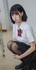 清秀短发学生装小个子少女白衣黑裙深袜袜学堂可爱写真美照