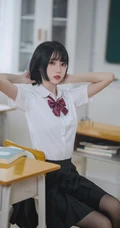 清秀短发学生装小个子少女白衣黑裙深袜袜学堂可爱写真美照