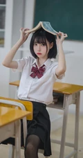 清秀短发学生装小个子少女白衣黑裙深袜袜学堂可爱写真美照