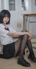 清秀短发学生装小个子少女白衣黑裙深袜袜学堂可爱写真美照