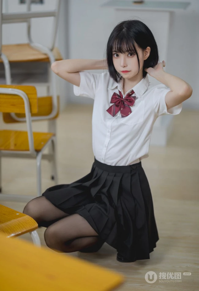 清秀短发学生装小个子少女白衣黑裙深袜袜学堂可爱写真美照