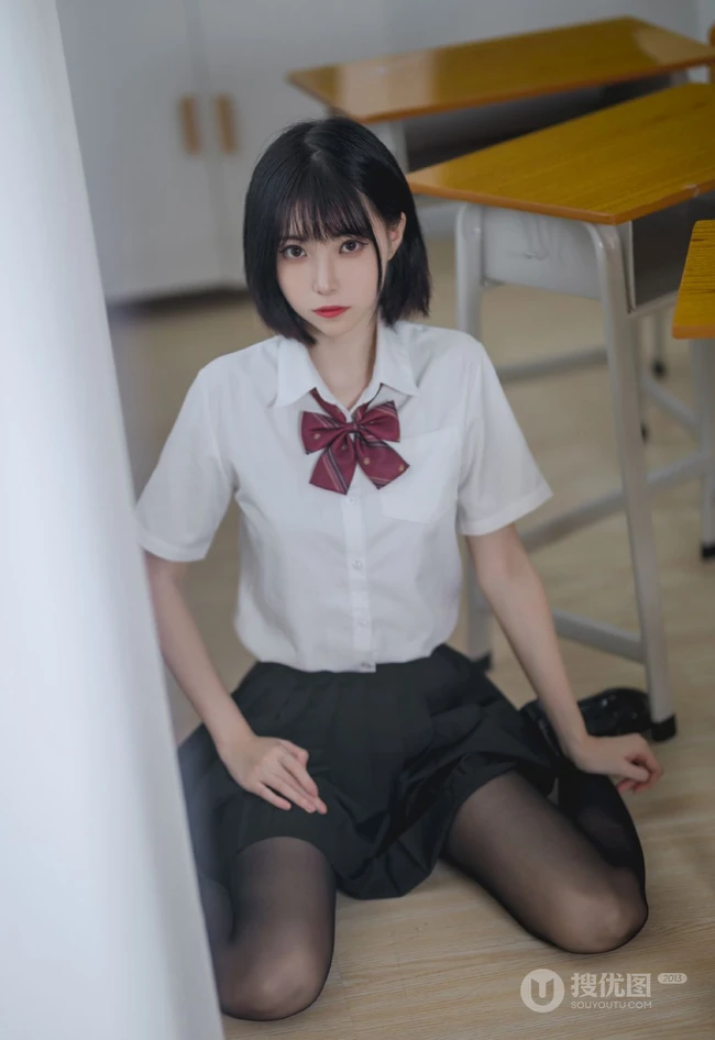 清秀短发学生装小个子少女白衣黑裙深袜袜学堂可爱写真美照