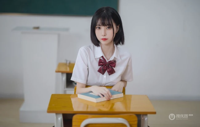 清秀短发学生装小个子少女白衣黑裙深袜袜学堂可爱写真美照