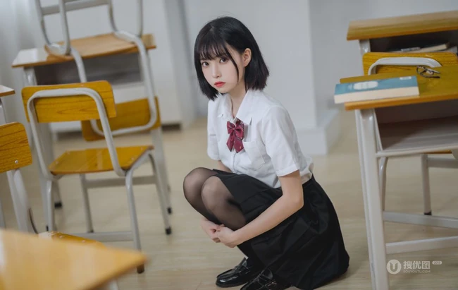 清秀短发学生装小个子少女白衣黑裙深袜袜学堂可爱写真美照