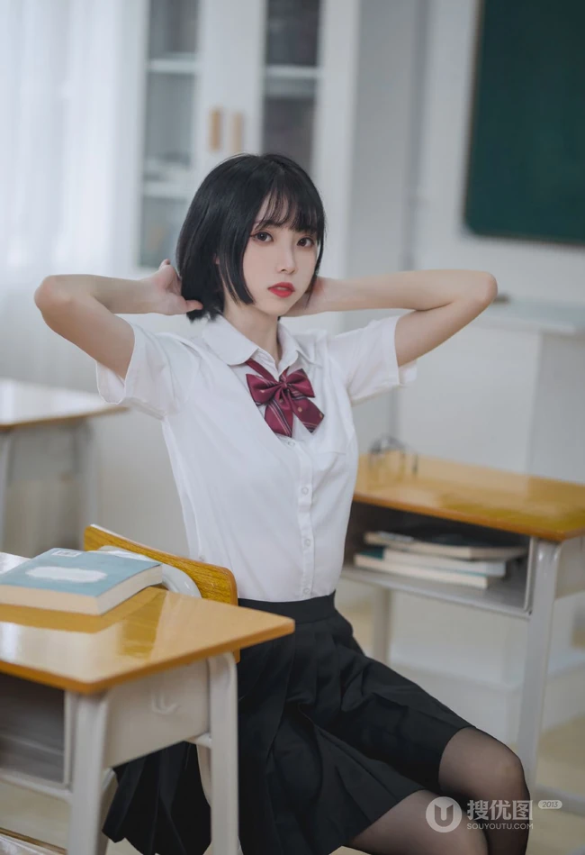 清秀短发学生装小个子少女白衣黑裙深袜袜学堂可爱写真美照
