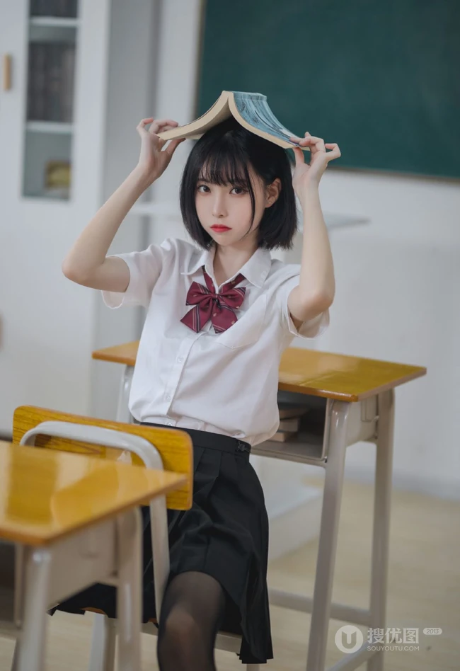 清秀短发学生装小个子少女白衣黑裙深袜袜学堂可爱写真美照