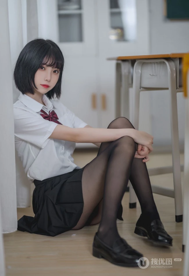 清秀短发学生装小个子少女白衣黑裙深袜袜学堂可爱写真美照