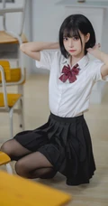 清秀短发学生装小个子少女白衣黑裙深袜袜学堂可爱写真美照