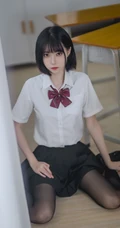 清秀短发学生装小个子少女白衣黑裙深袜袜学堂可爱写真美照