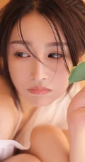 笑容可爱，又甜又暖的虎牙少女纯白家居服穿着显匀称身形居家气质写真照