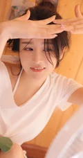笑容可爱，又甜又暖的虎牙少女纯白家居服穿着显匀称身形居家气质写真照