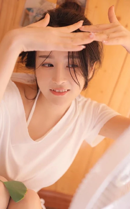 笑容可爱，又甜又暖的虎牙少女纯白家居服穿着显匀称身形居家气质写真照