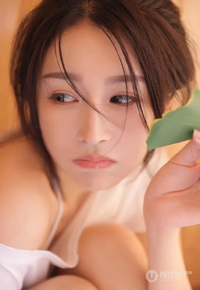 笑容可爱，又甜又暖的虎牙少女纯白家居服穿着显匀称身形居家气质写真照