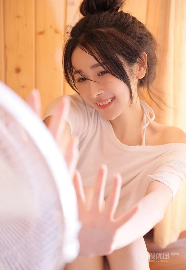 笑容可爱，又甜又暖的虎牙少女纯白家居服穿着显匀称身形居家气质写真照
