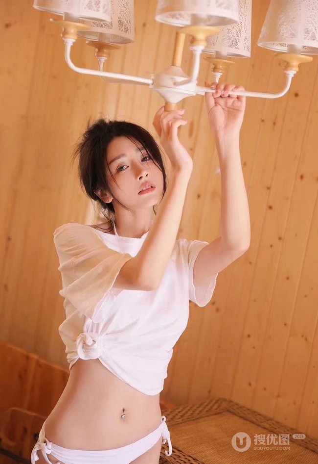 笑容可爱，又甜又暖的虎牙少女纯白家居服穿着显匀称身形居家气质写真照
