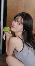 笑容超甜可人杨桃少女肩带背心小短裙穿搭居家悠闲动人清甜风写真美照