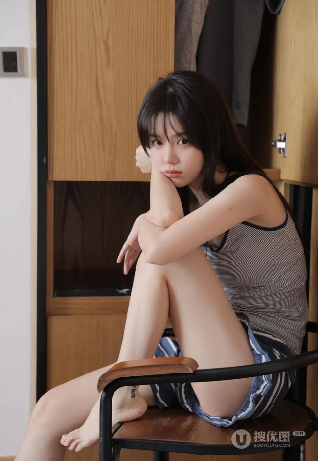 笑容超甜可人杨桃少女肩带背心小短裙穿搭居家悠闲动人清甜风写真美照