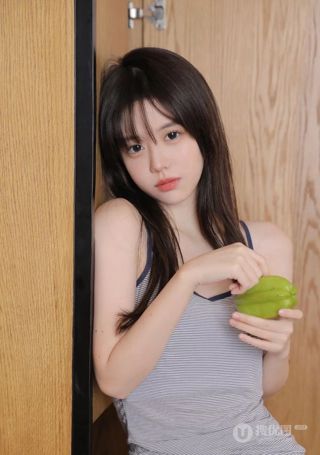 笑容超甜可人杨桃少女肩带背心小短裙穿搭居家悠闲动人清甜风写真美照