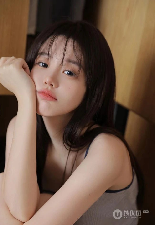 笑容超甜可人杨桃少女肩带背心小短裙穿搭居家悠闲动人清甜风写真美照