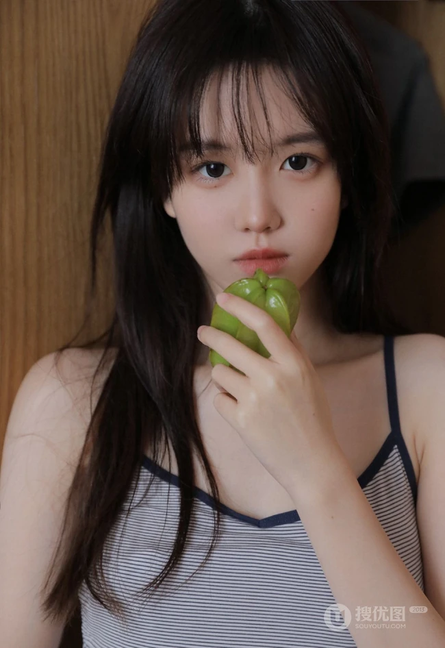笑容超甜可人杨桃少女肩带背心小短裙穿搭居家悠闲动人清甜风写真美照