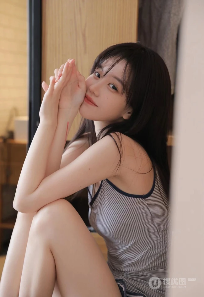 笑容超甜可人杨桃少女肩带背心小短裙穿搭居家悠闲动人清甜风写真美照
