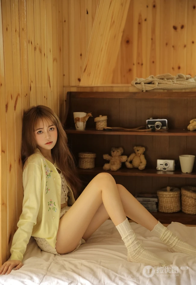 夏天真的要来了，大眼睛精致漂亮女生居家慵懒写真图片集