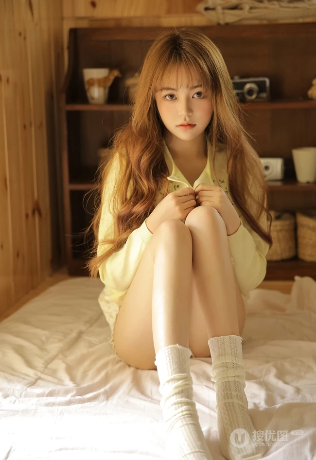夏天真的要来了，大眼睛精致漂亮女生居家慵懒写真图片集