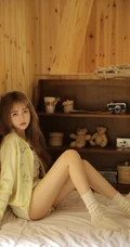 夏天真的要来了，大眼睛精致漂亮女生居家慵懒写真图片集