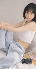 安静的都在世界角落，短发苗条少女紧身小背心牛仔裤居家清凉写真图片