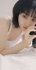 安静的都在世界角落，短发苗条少女紧身小背心牛仔裤居家清凉写真图片