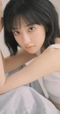 安静的都在世界角落，短发苗条少女紧身小背心牛仔裤居家清凉写真图片