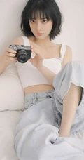 安静的都在世界角落，短发苗条少女紧身小背心牛仔裤居家清凉写真图片