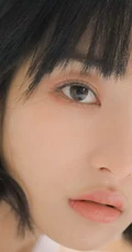 安静的都在世界角落，短发苗条少女紧身小背心牛仔裤居家清凉写真图片