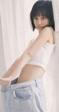 安静的都在世界角落，短发苗条少女紧身小背心牛仔裤居家清凉写真图片