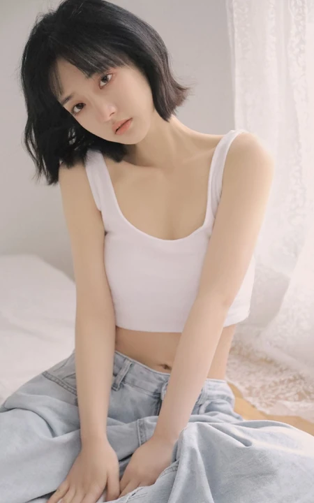 安静的都在世界角落，短发苗条少女紧身小背心牛仔裤居家清凉写真图片