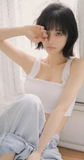 安静的都在世界角落，短发苗条少女紧身小背心牛仔裤居家清凉写真图片