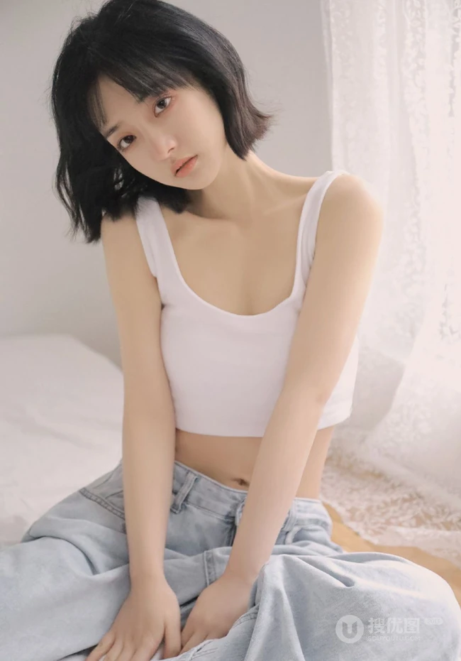 安静的都在世界角落，短发苗条少女紧身小背心牛仔裤居家清凉写真图片