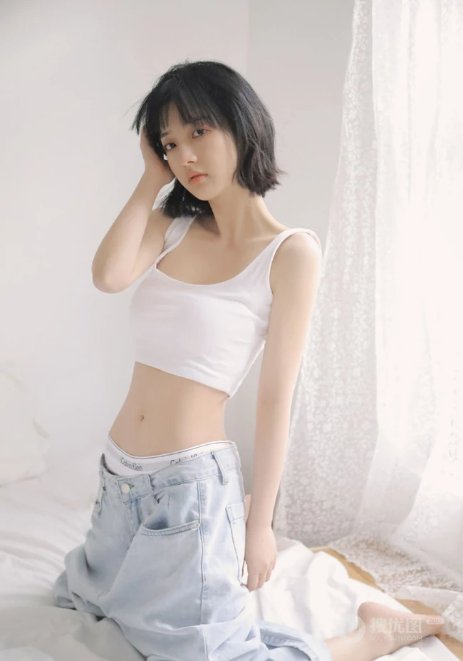 安静的都在世界角落，短发苗条少女紧身小背心牛仔裤居家清凉写真图片